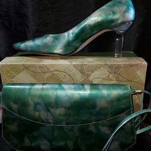 Ladies pump with matching handbag